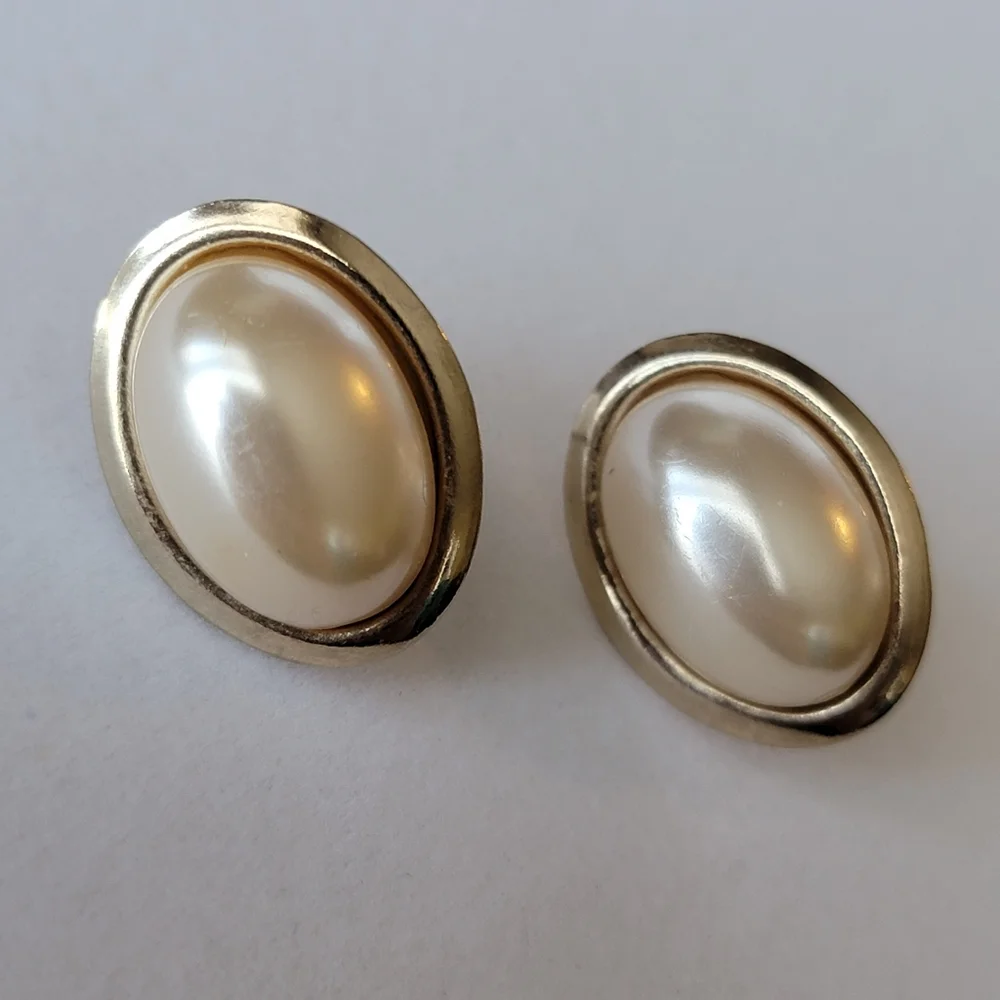 Vintage Faux Pearl Gold Tone Oval Post Earring
